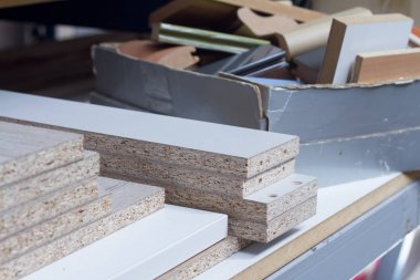 MDF, sunta. Farklı kalınlıklarda ve renk ahşap paneller.