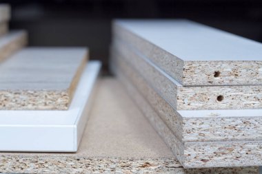 MDF, sunta. Farklı kalınlıklarda ve renk ahşap paneller.