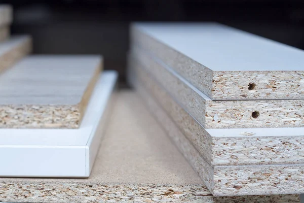 MDF, sunta. Farklı kalınlıklarda ve renk ahşap paneller.