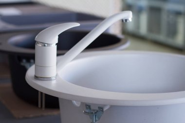 Depodaki modern mutfak ve banyo su musluk