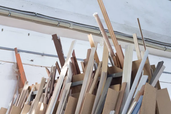 Accesorios para muebles. Fabricación de zócalos en una fábrica de muebles . — Foto de Stock