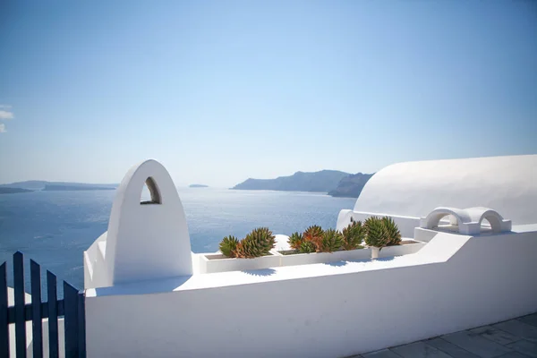 Biała architektura na wyspie Santorini, Grecja. — Zdjęcie stockowe