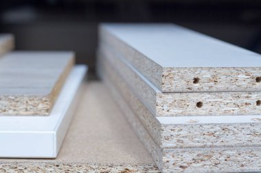 MDF, sunta. Farklı kalınlıklarda ve renk ahşap paneller.