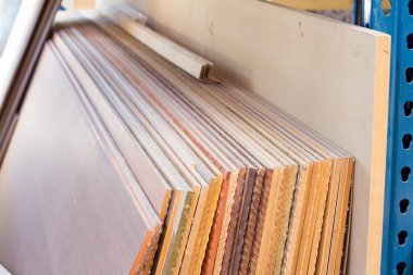 MDF, sunta. Farklı kalınlıklarda ve renk ahşap paneller.