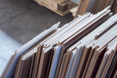 MDF, sunta. Farklı kalınlıklarda ve renk ahşap paneller.