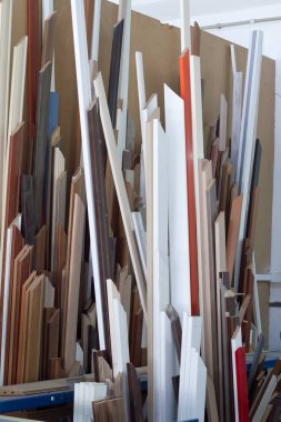 Mobilya takımları. Bir mobilya fabrikasında Süpürgelik panoları imalatı.