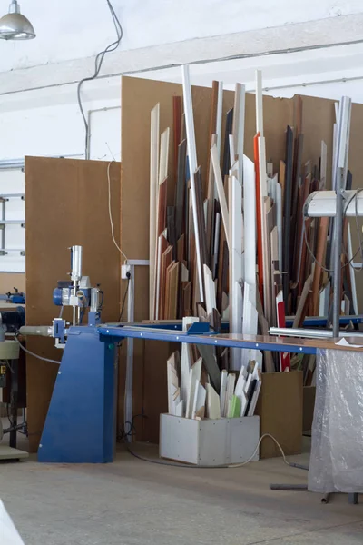 Accesorios para muebles. Fabricación de zócalos en una fábrica de muebles . — Foto de Stock