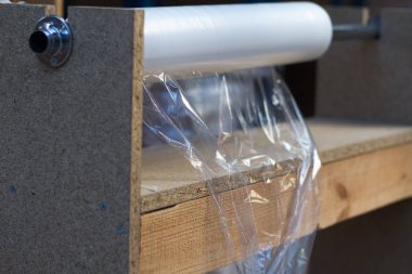 Paketlemesi için polietilen film bir rulo. Masaüstü ve biraz genişletilmiş yatıyor.