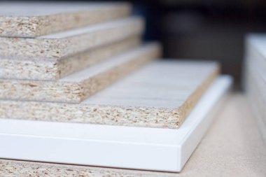 MDF, sunta. Farklı kalınlıklarda ve renk ahşap paneller.