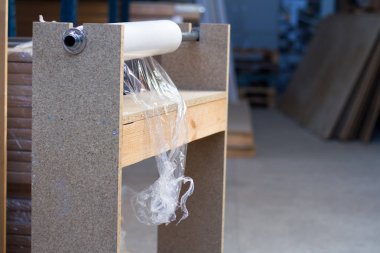 Paketlemesi için polietilen film bir rulo. Masaüstü ve biraz genişletilmiş yatıyor.