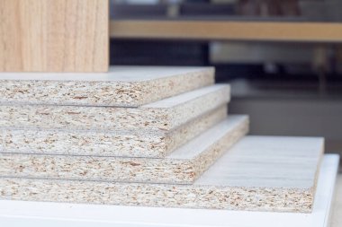 MDF, sunta. Farklı kalınlıklarda ve renk ahşap paneller.