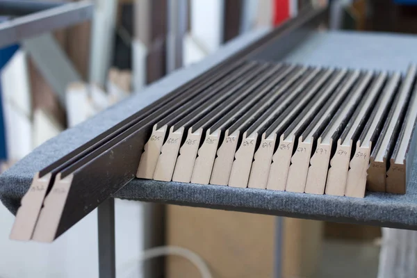 Accesorios para muebles. Fabricación de zócalos en una fábrica de muebles . — Foto de Stock