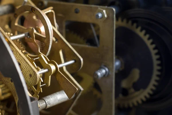 Mecanismo de reloj antiguo con engranajes y engranajes . — Foto de Stock