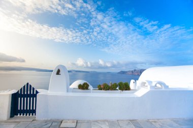 Yunanistan 'ın Santorini adasında beyaz mimari.