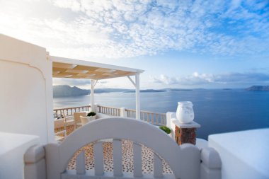 Yunanistan 'ın Santorini adasında beyaz mimari.