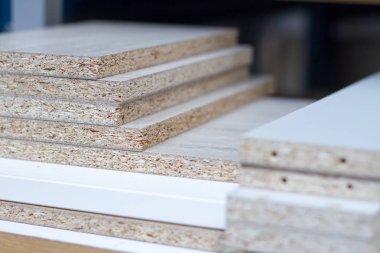 MDF, sunta. Farklı kalınlıklarda ve renk ahşap paneller.