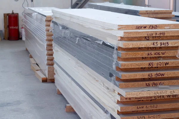 MDF, sunta. Farklı kalınlıklarda ve renk ahşap paneller.