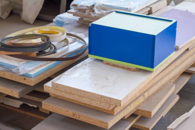 MDF, sunta. Farklı kalınlıklarda ve renk ahşap paneller.