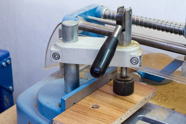 Presione la unión. prensa de pegamento de metal para marco de madera en mesa fija . —  Fotos de Stock