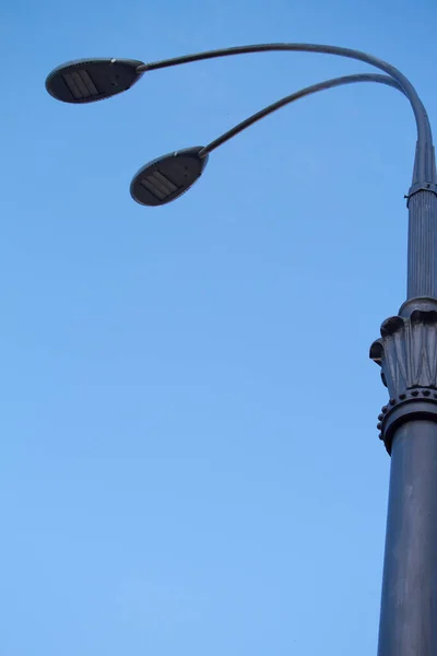 Lampy uliczne wyrównany piękne błękitne niebo w tle — Zdjęcie stockowe