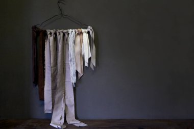 Karanlık bir duvara asılan bir sürü kurdelenin yakın çekimi, seçici bir odak.