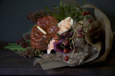 Koyu bir arka planda, klasik tarzda dekore edilmiş yakın plan buketi, seçici odaklanma