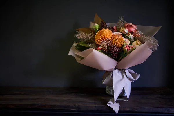 Bouquet close-up em um vaso de vidro decorado em estilo vintage em um fundo escuro, foco seletivo — Fotografia de Stock