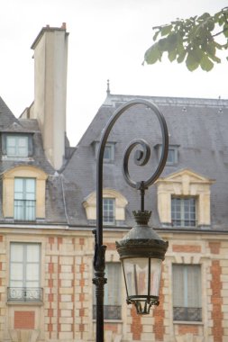 Place des Vosges 'daki güzel fenerin yakın çekimi Paris' in Marais bölgesindeki en eski planlanan meydanı.