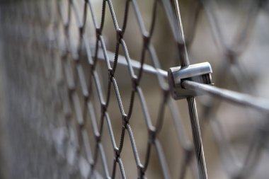 Beyaz metal direkler üzerinde Close-up Chain Fence, metal örgü, seçici odak