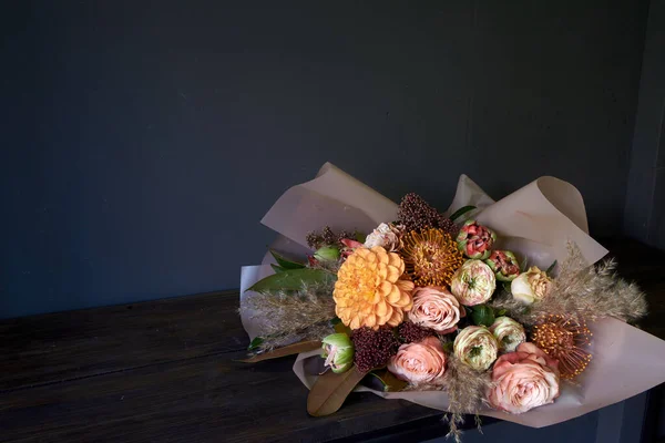 Close-up bouquet decorated in vintage style on a dark background, selective focus — Stock Photo, Image