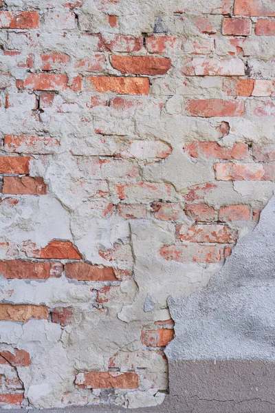 Oude verweerde rode bakstenen muur fragment, afbrokkelende gips — Stockfoto