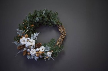 Noel çelengi köknar dalları, Noel baloları ve doğal malzemelerle süslenmiş, yeni yıl konsepti.