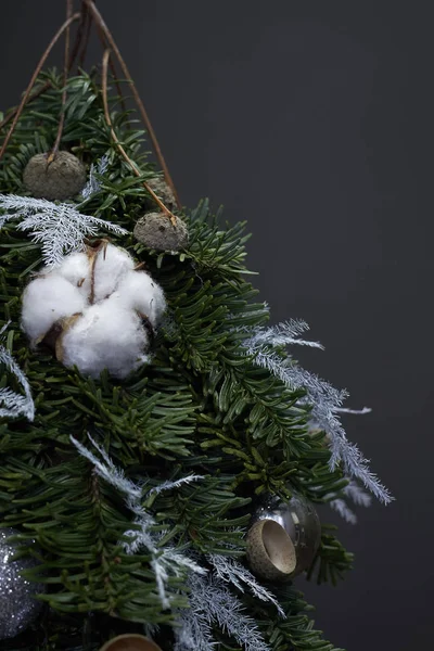 Karácsonyi és újévi kompozíció. Részlet közelkép Karácsonyfa készült fenyő ágak és díszített természetes anyagok és labdák sötét háttér — Stock Fotó