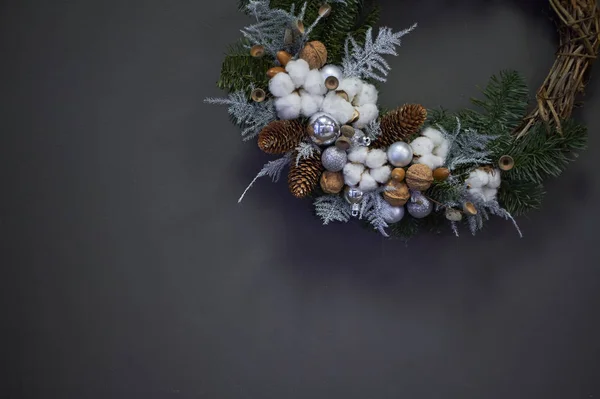 Julkrans av vinstockar dekorerade med gran grenar, julbollar och naturmaterial, nyårskoncept — Stockfoto