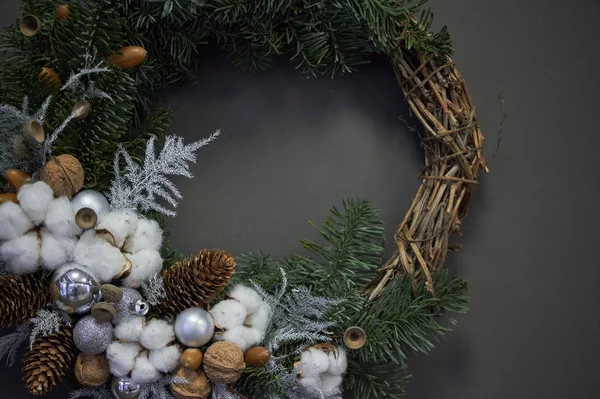 Karácsonyi koszorú szőlő díszített fenyő ágak, karácsonyi labdák és természetes anyagok, Szilveszter koncepció — Stock Fotó