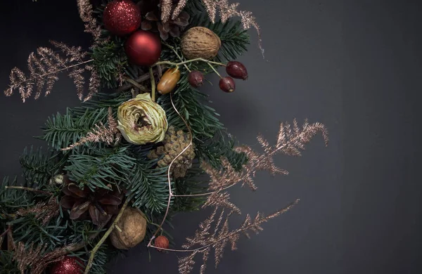 Detalj närbild Julkrans av vinstockar dekorerade med gran grenar, julbollar och naturmaterial, nyår koncept — Stockfoto
