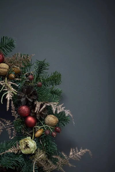 Detalle de cerca Corona de Navidad de vides decoradas con ramas de abeto, bolas de Navidad y materiales naturales, concepto de Año Nuevo — Foto de Stock