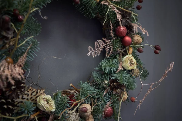 Julkrans av vinstockar dekorerade med gran grenar, julbollar och naturmaterial, nyårskoncept — Stockfoto