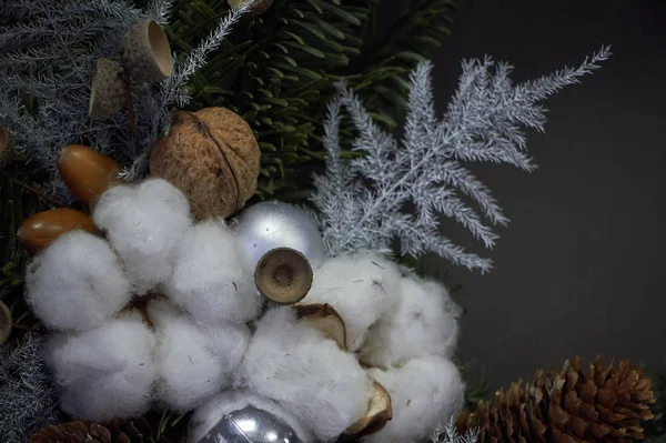 Detailaufnahme Weihnachtskranz aus Reben mit Tannenzweigen, Weihnachtskugeln und Naturmaterialien, Neujahrskonzept — Stockfoto