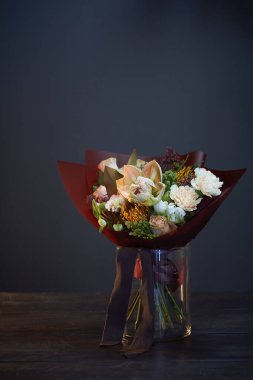 Pastel renkte buket. Eskici tarzda. Koyu arkaplanda.