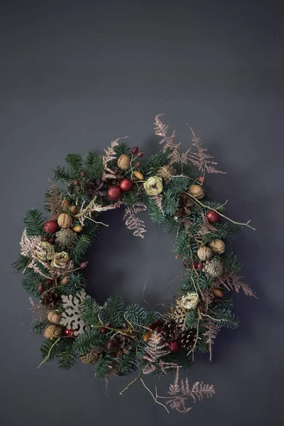 Julkrans av vinstockar dekorerade med gran grenar, julbollar och naturmaterial, nyårskoncept — Stockfoto