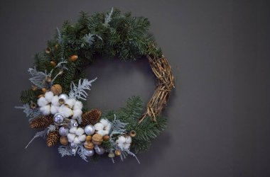 Noel çelengi köknar dalları, Noel baloları ve doğal malzemelerle süslenmiş, yeni yıl konsepti.