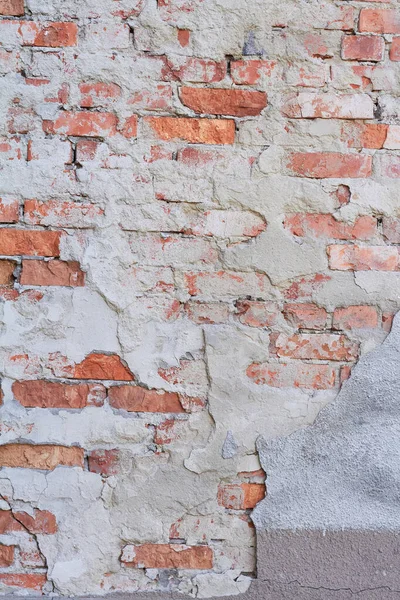 Oude verweerde rode bakstenen muur fragment, afbrokkelende gips — Stockfoto