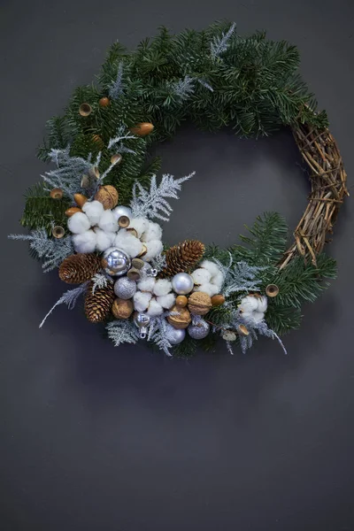 Grinalda de Natal de videiras decoradas com ramos de abeto, bolas de Natal e materiais naturais, conceito de Ano Novo — Fotografia de Stock