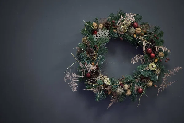 Corona de Navidad de vides decoradas con ramas de abeto, bolas de Navidad y materiales naturales, concepto de Año Nuevo — Foto de Stock