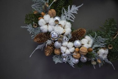 Noel çelengi, Noel baloları ve doğal malzemelerle süslenmiş Noel çelenkleri. Yeni yıl konsepti.