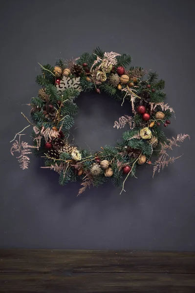Corona de Navidad de vides decoradas con ramas de abeto, bolas de Navidad y materiales naturales, concepto de Año Nuevo — Foto de Stock