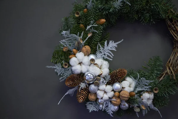 Corona de Navidad de vides decoradas con ramas de abeto, bolas de Navidad y materiales naturales, concepto de Año Nuevo — Foto de Stock