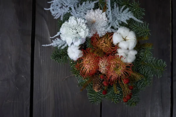 Jul- och nyårskomposition. Wicker korg med gran grenar dekorerade med naturliga material på mörk bakgrund — Stockfoto