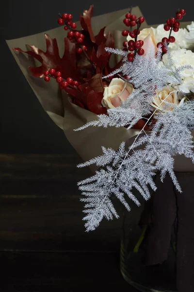 Vánoční a novoroční kompozice kytice ve skleněné váze na tmavém pozadí, selektivní zaměření — Stock fotografie